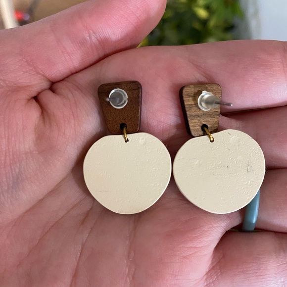 Boutique clay and wood floral earrings - Picture 2 of 2